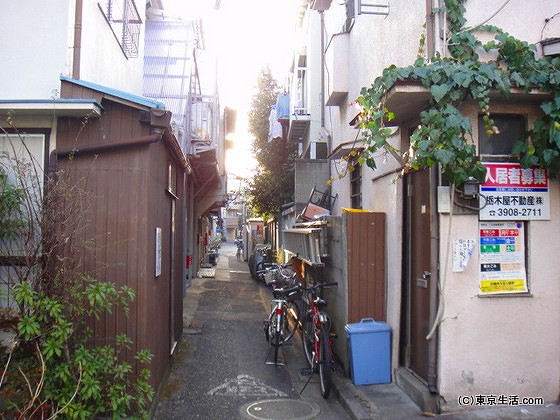 昔ながらの長屋住宅と細い路地