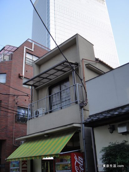 高級マンションと密集型住宅街