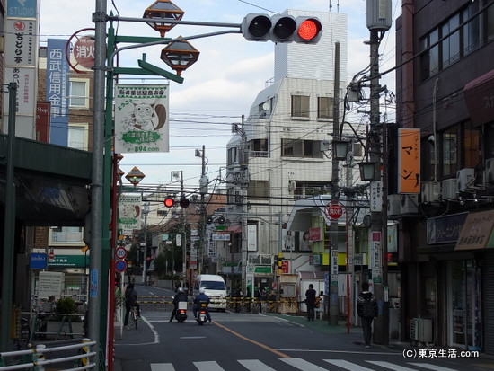 新井薬師前駅の踏み切り