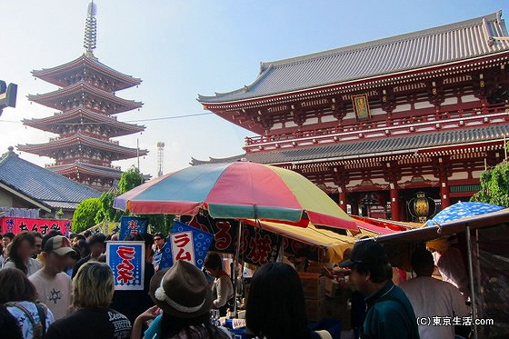 浅草に屋台が並び神輿が巡る「三社祭」を歩くの画像