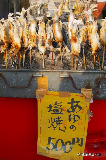 三社祭りの屋台　鮎の塩焼き