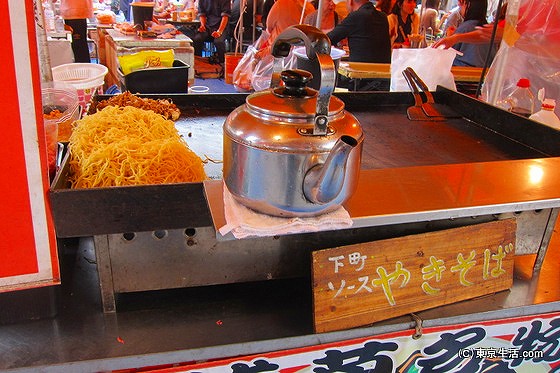 三社祭りの屋台　焼きそば