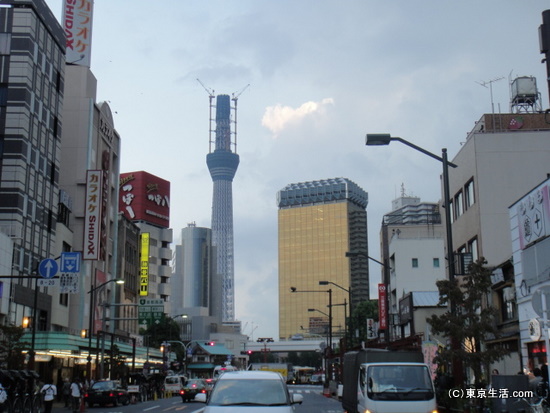 雷門の脇から東京スカイツリー