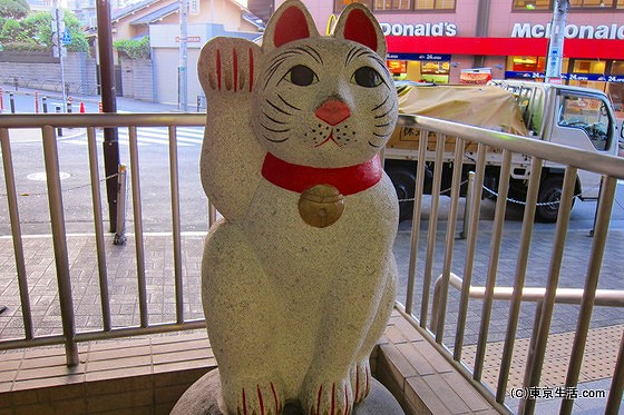 豪徳寺の商店街|世田谷線と招き猫のたまにゃんの画像