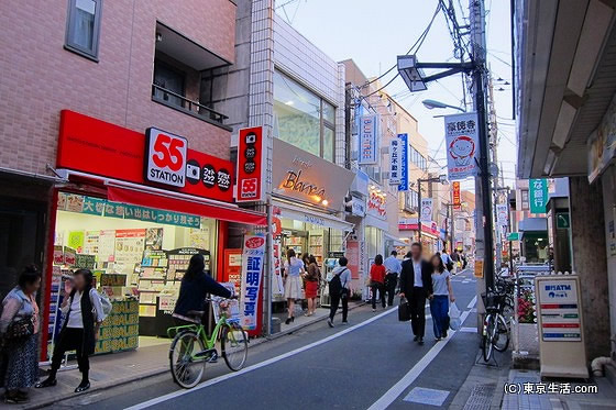 なだらかな坂の商店街