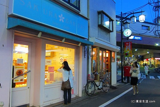 夕暮れの商店街