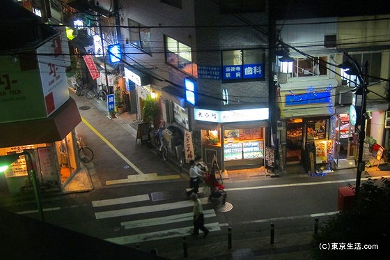 駅から眺める豪徳寺の商店街