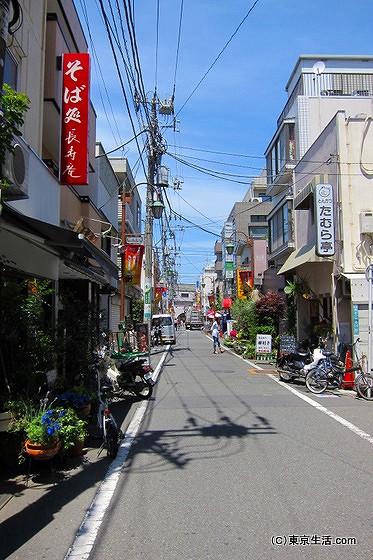 地元のお店が中心