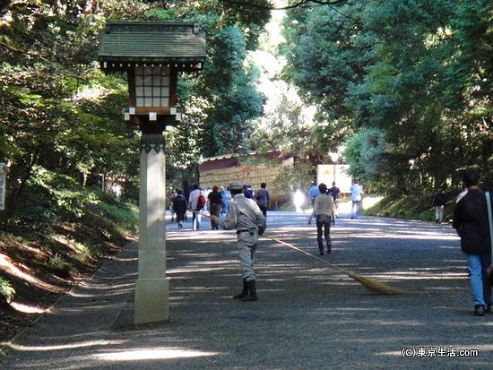 玉砂利の清掃活動