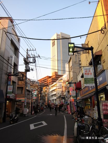 初台商店街とオペラシティ