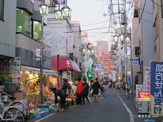 賑わっている商店街