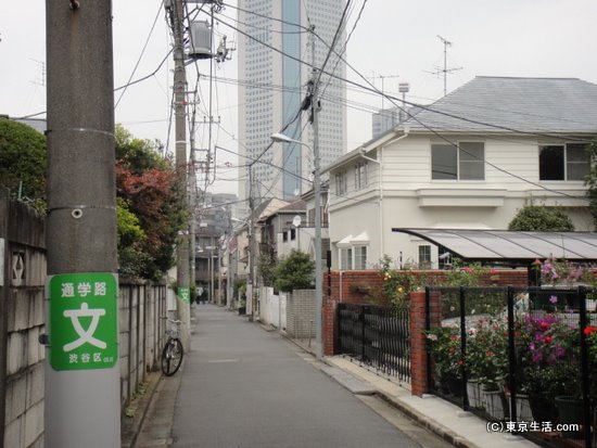 初台の住宅街とオペラシティ