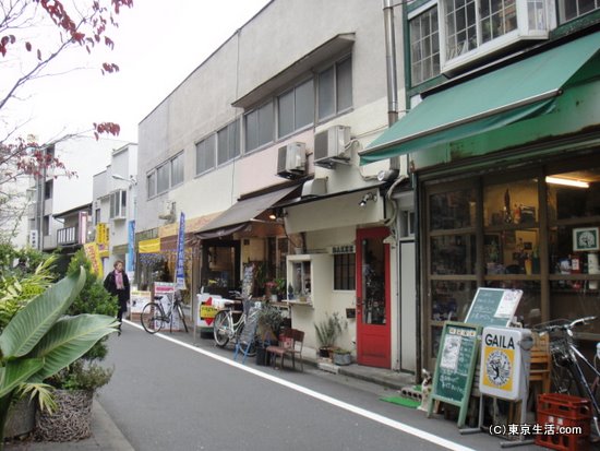 遊歩道の小店