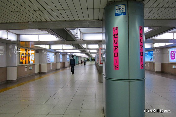 池袋駅構内の地下通路