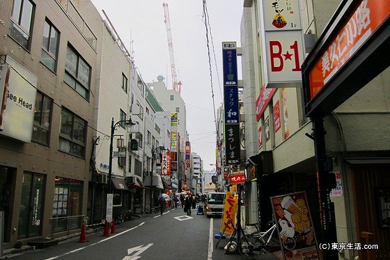 池袋のサンシャイン通りの脇道