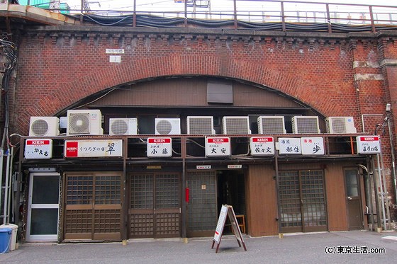 小さな飲み屋が隣り合っている