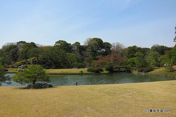 六義園の回遊式庭園