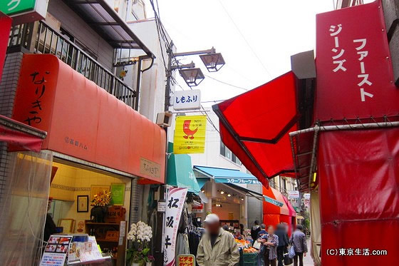 霜降銀座商店街の細い路地