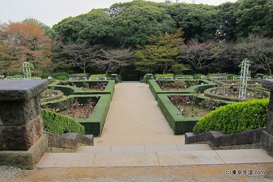 洋館から庭園に出る