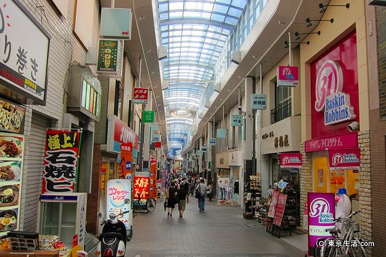 高円寺の商店街がはじまる