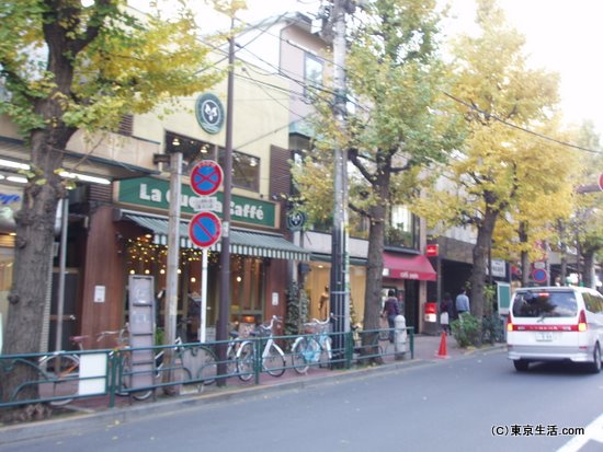 落ちつた雰囲気の商店街