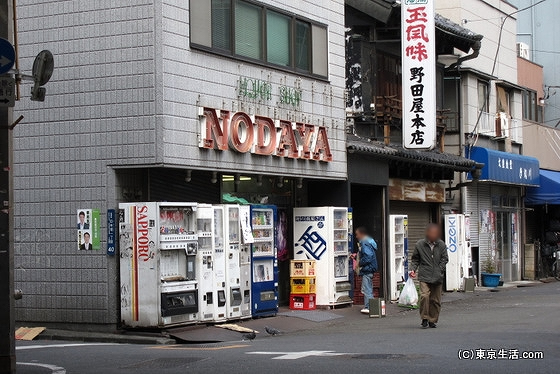 山谷の酒屋