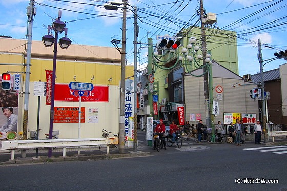 千葉街道を渡る