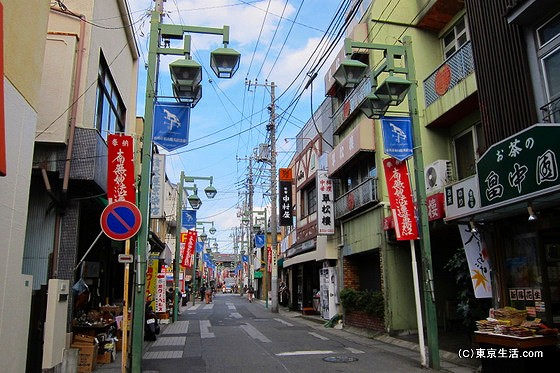 法華経寺の参道へ