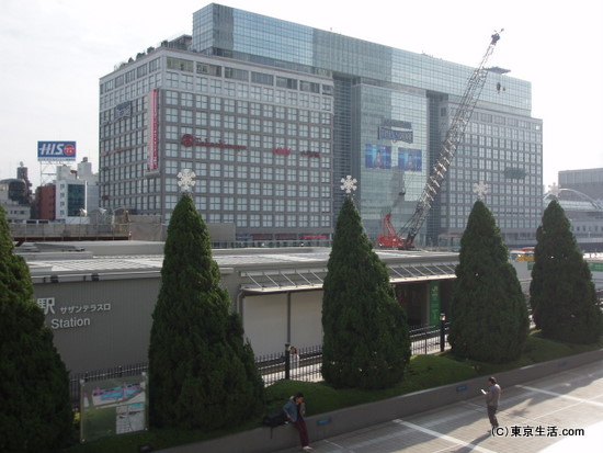 新宿駅南口。新宿高島屋とサザンテラス。