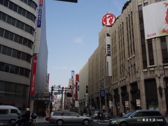 新宿の百貨店通り