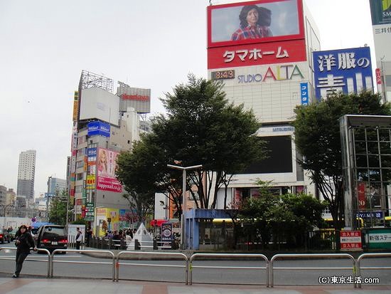 新宿駅東口のロータリー