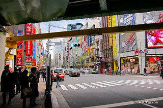 資格学校と古本屋が並ぶ学生街|水道橋・後楽園の商店街