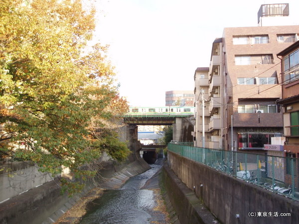 高田馬場：駅の北側を流れる神田川