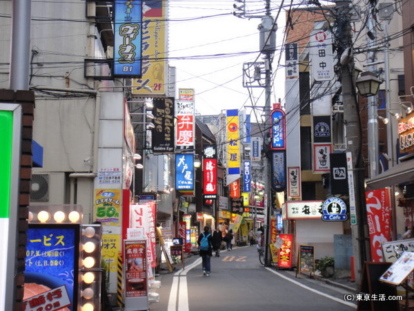 高田馬場の散歩|庶民的なお店と密集型住宅が並ぶの画像