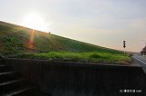荒川土手の水門と夕陽|戸田公園の散歩