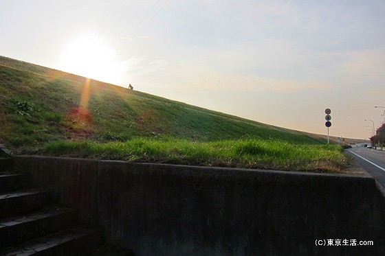 戸田公園の散歩|荒川土手の水門と夕陽の画像