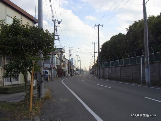 鶴見線の埠頭へ