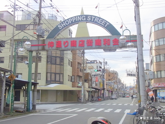 沖縄タウンの仲通り商店街