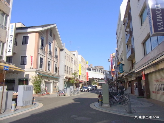鶴見駅前の商店街