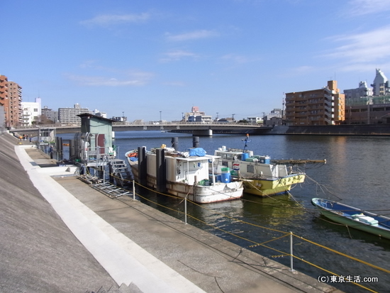 鶴見川の釣り船