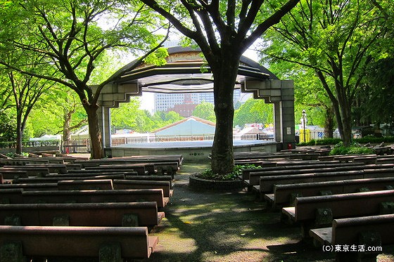 日比谷公園の森の中の小劇場