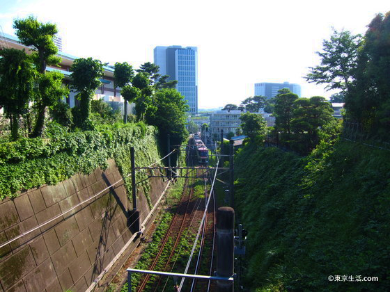 瀬田の高級住宅街を走る東急線