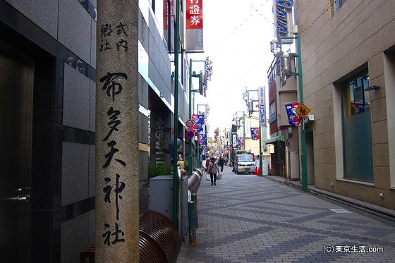 布田神社へと続く天神通り商店街